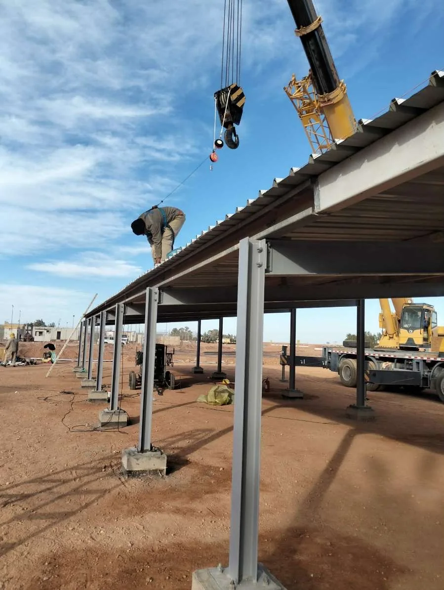 Charpente métallique en cours de montage